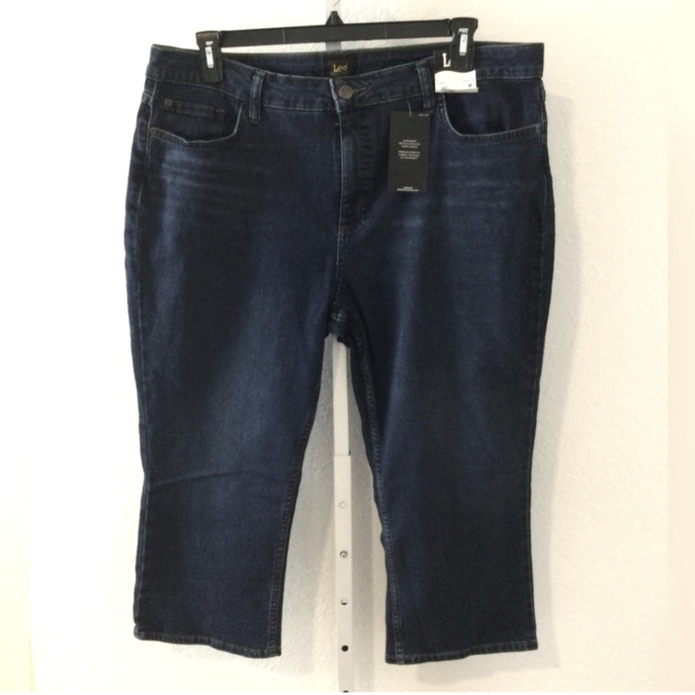 Lee medium wash premium stretch jean capris Woman’s size 20M NWT
